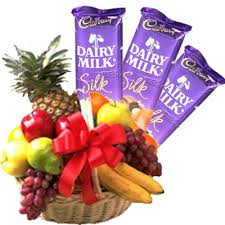 Basket of 3 kg fruits and 3 silk chocolates