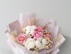 Pretty peach white 15 roses hand bouquet